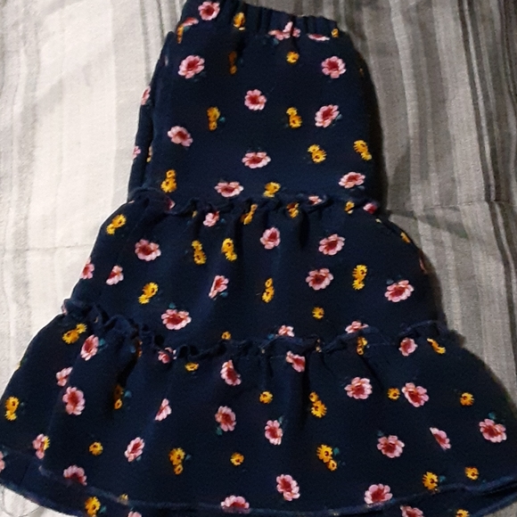 This is a cute mid thigh skirt. - Picture 3 of 3